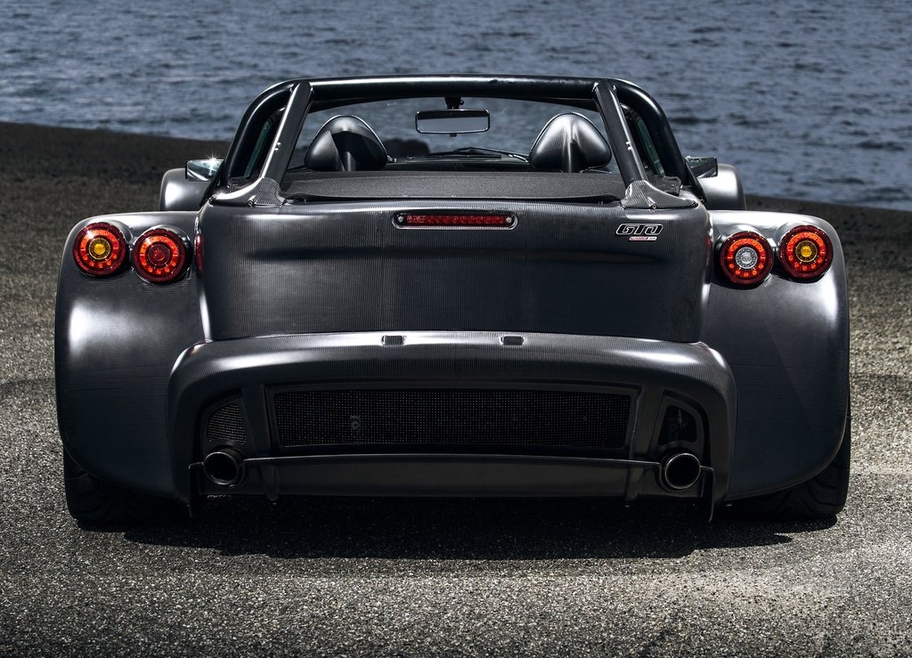 Donkervoort-D8_GTO_Bare_Naked_Carbon_Edition_2015_1024x768_wallpaper_04.jpg