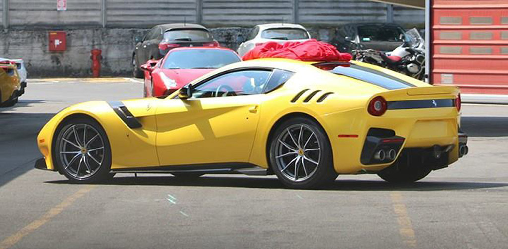 hardcore-ferrari-f12-spy-shots-image-via-cavallino-rampante_100521114_l.jpg