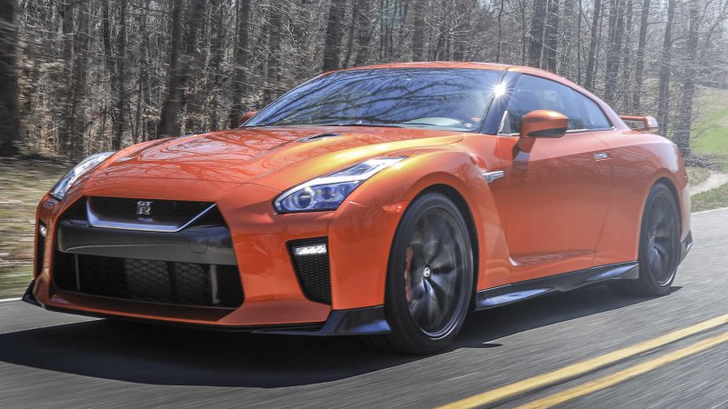 2017_nissan_gtr_01.jpg
