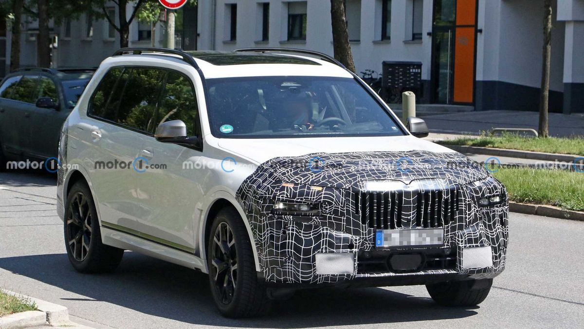 2023-bmw-x7-facelift-spied-with-split-headlights.jpg