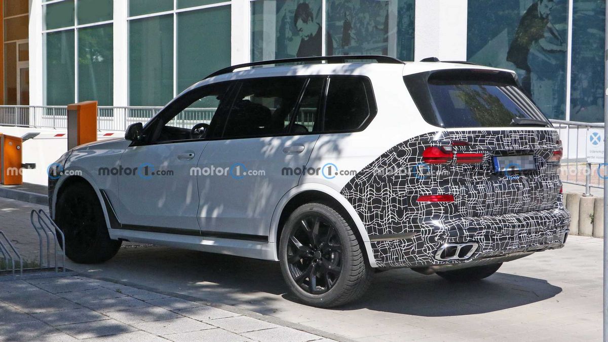 2023-bmw-x7-facelift-spied-with-split-headlights_1.jpg