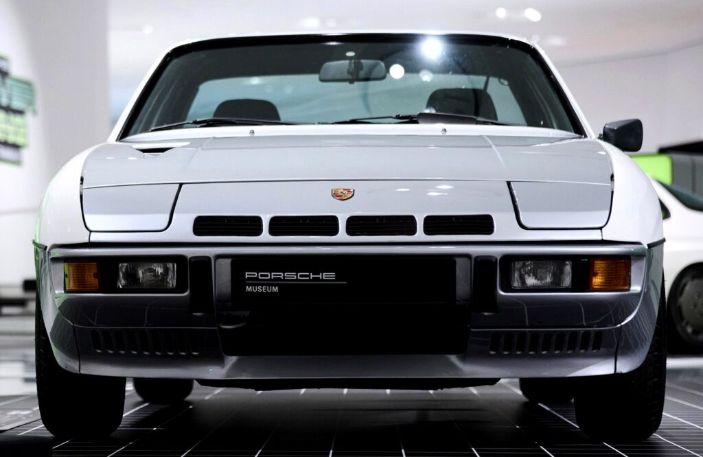 Porsche 924 - Feature View