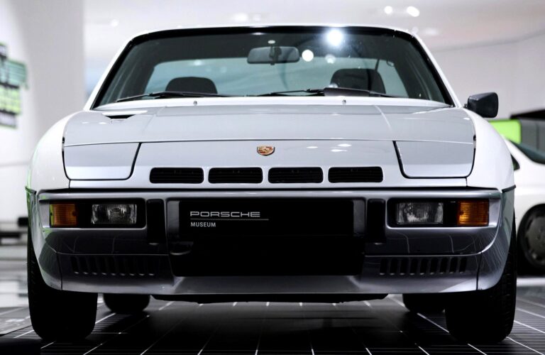 Porsche 924 - Feature View