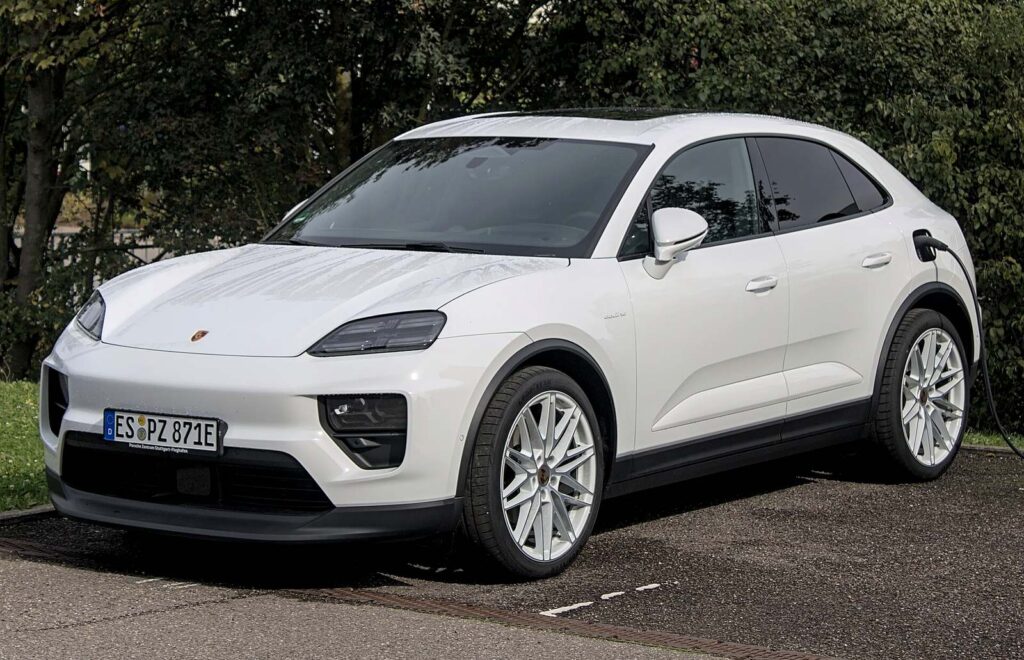 Porsche Macan Turbo - Feature View