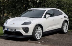 Porsche Macan Turbo - Feature View