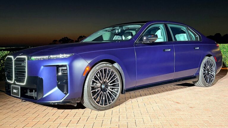 2027 BMW M760 - Feature View