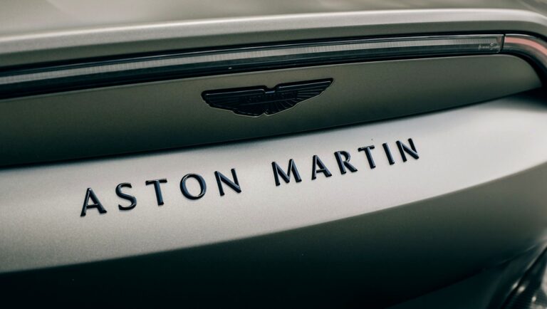 Aston Martin V12 Supercars - Feature View