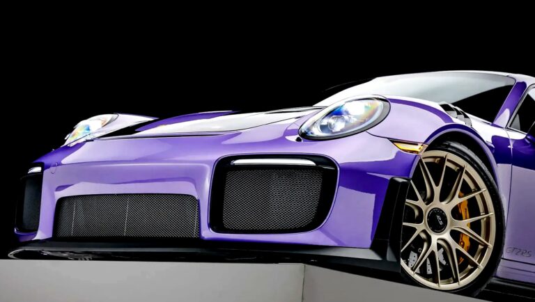 Porsche 911 GT2 RS - Feature View